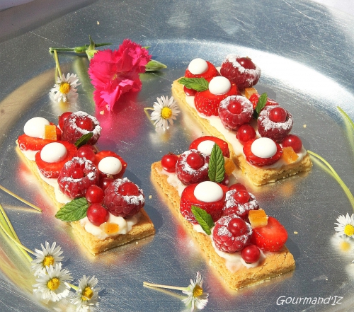 sablé breton, tarte aux fruits rouges, crème fleur d'oranger, fraises, meringues, framboises, groseilles